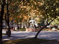 Памятник И.А. Крылову на Патриарших прудах в Москве
