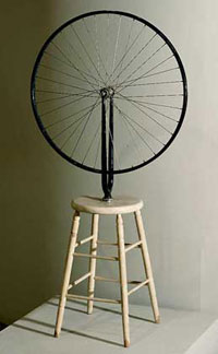 Велосипедное колесо на табуретке