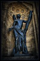 Статуи архангела Гавриила и Мадонны