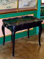 Чайный столик с подносом (I половина XVIII в.)