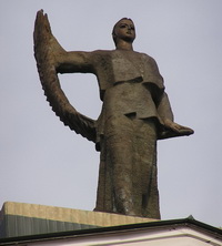 Фигура на фронтоне театра в Донецке